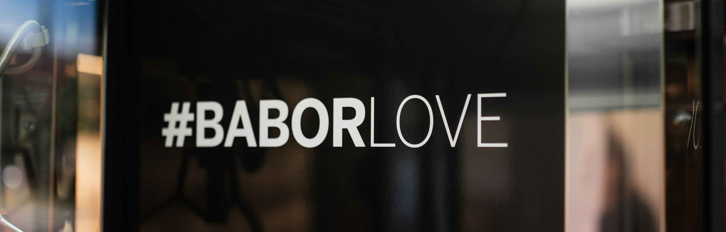 Schwarzer BABOR-Automat mit dem Schriftzug #BABORLOVE im Institut
