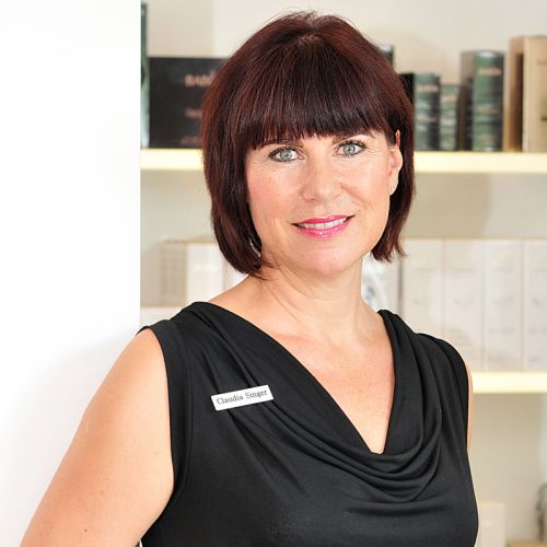 Claudia Singer im schwarzen Top vor BABOR-Produktregal im Institut